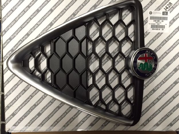 Afbeeldingen van ALFA GIULIETTA 2010-2018, GRILLEHART HONINGRAAT MY 2016 MATTE CHROME RAND ORIGINEEL