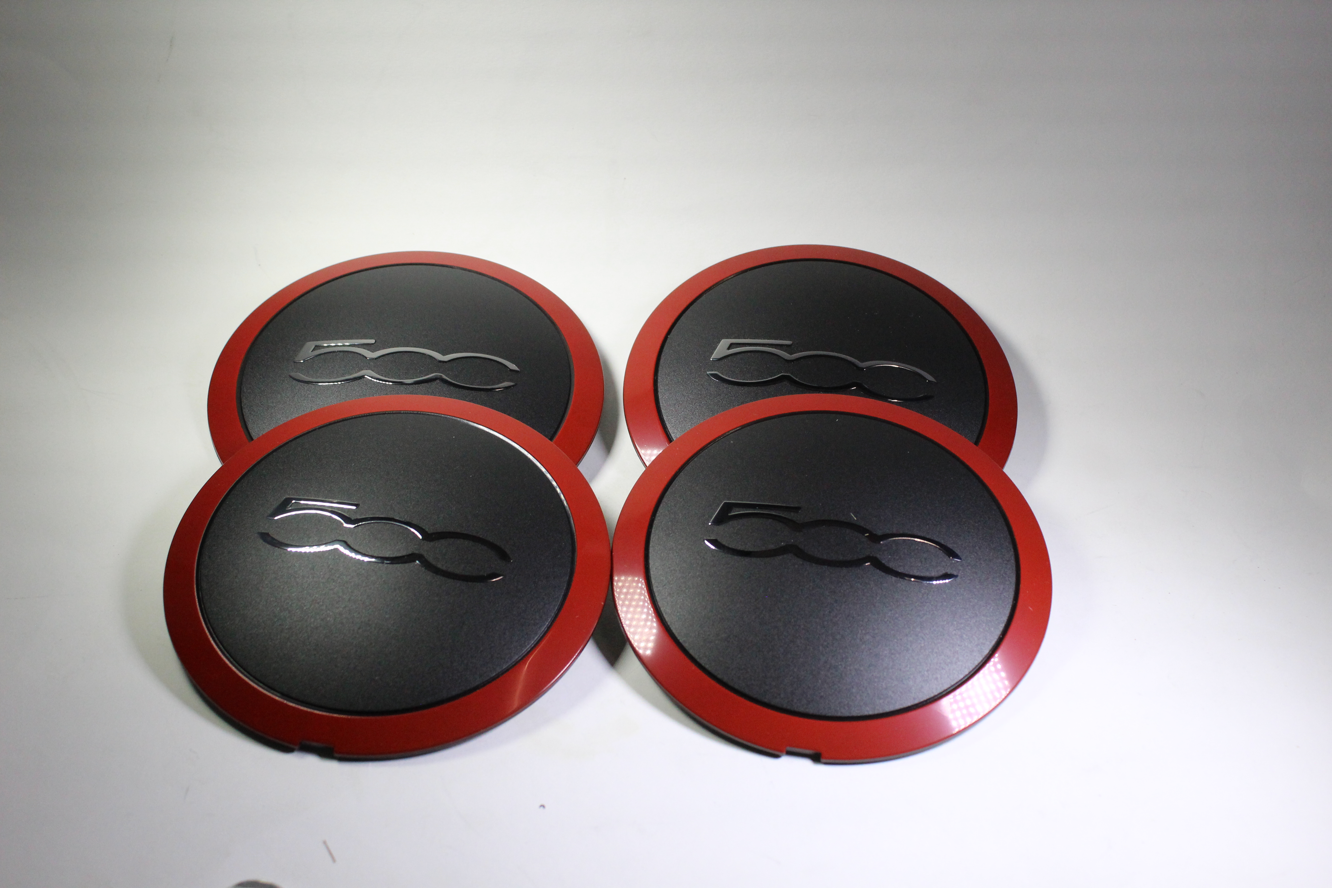 Afbeeldingen van FIAT 500, WIELNAAFDOP ROSSO ORIGINEEL SET 4 STUKS