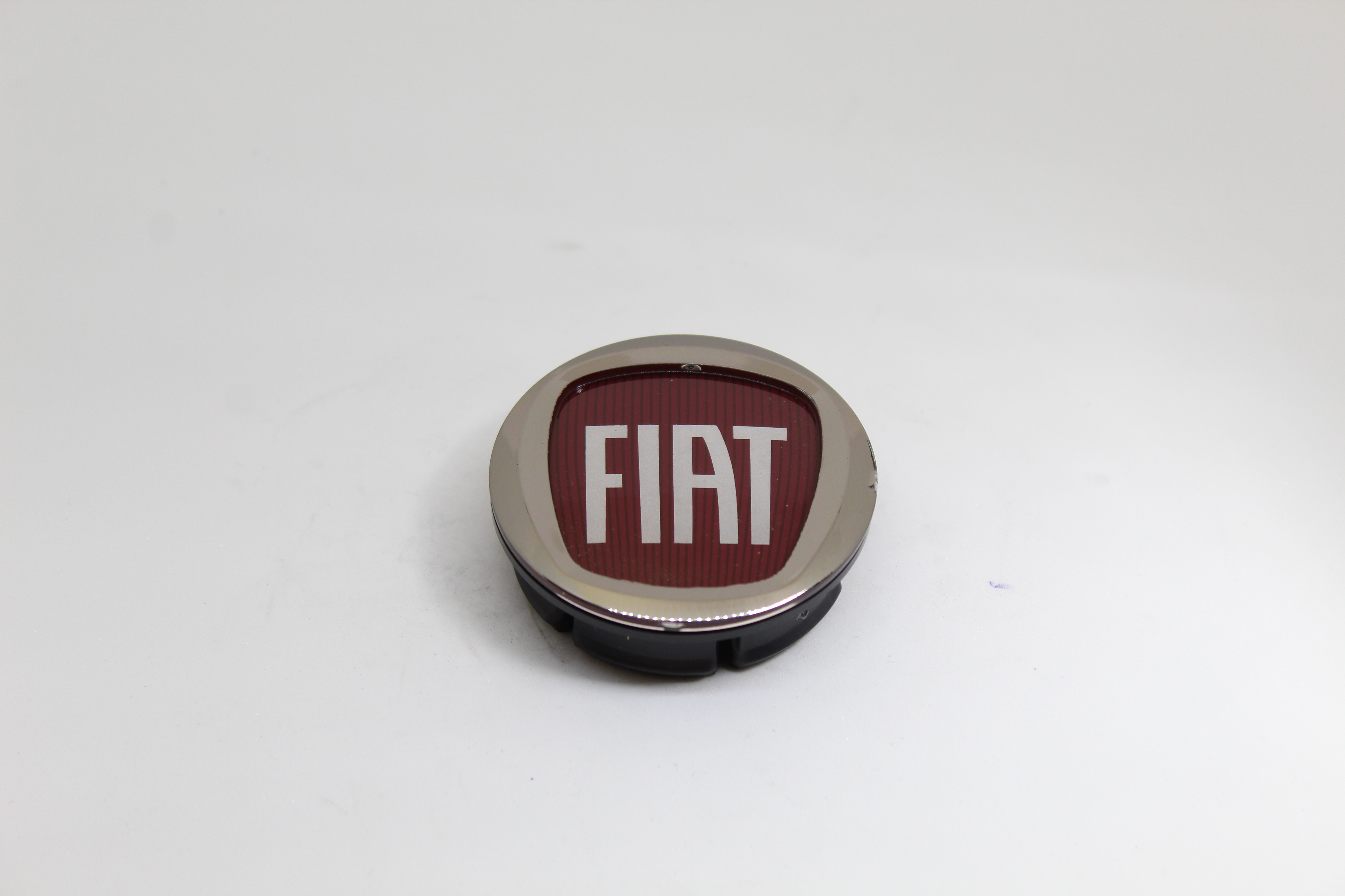 Afbeeldingen van FIAT GRANDE PUNTO/ PUNTO EVO, WIELNAAFKAPJE 50 MM ROOD ORIGINEEL PER STUK